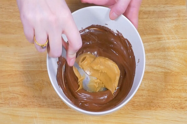 Cách làm bánh Chocolate Crinkles Cookie