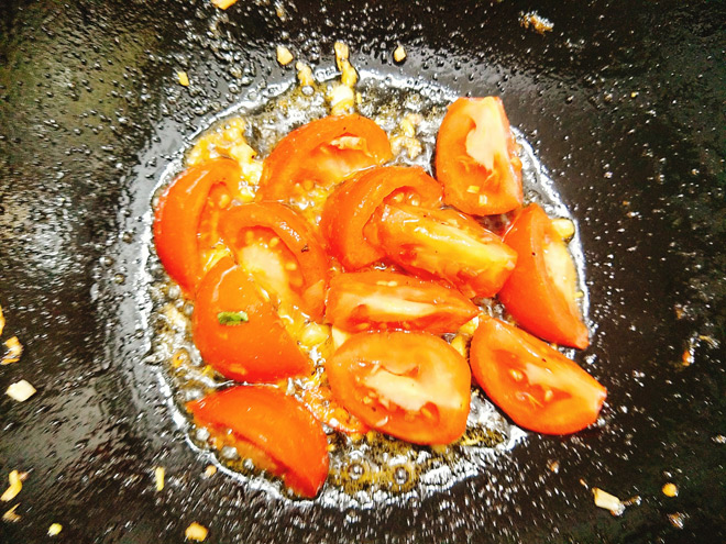 Cách làm dồi trường xào dưa chua ngon