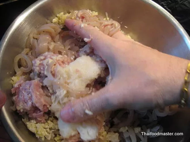 Cách làm nem chua kiểu Thái ngon